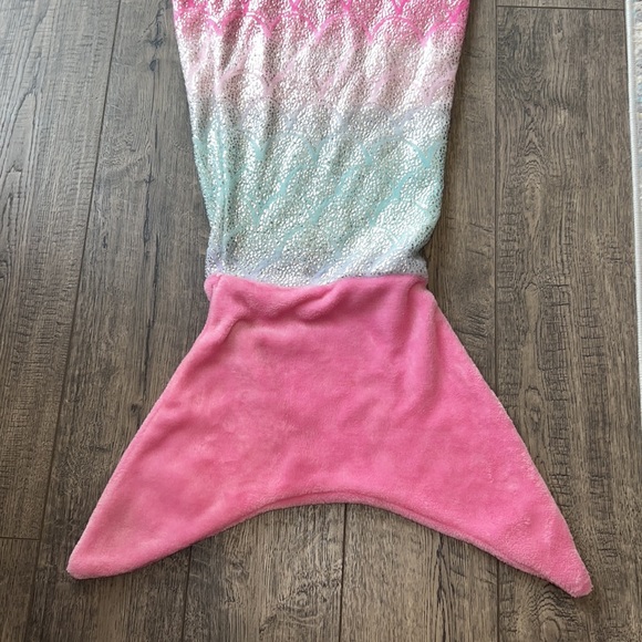 Mermaid tail plush wearable blanket - Picture 4 of 8